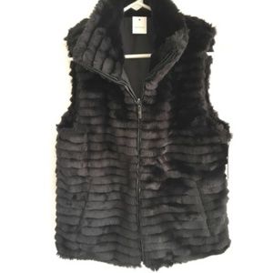 Gallery 15304MBJ Medium Black Vest Reversible Fur